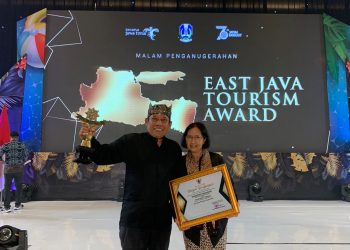 Wowok Meirianto beserta istri setelah menerima penghargaan Terbaik II Restoran Non Bintang. Foto: dok
