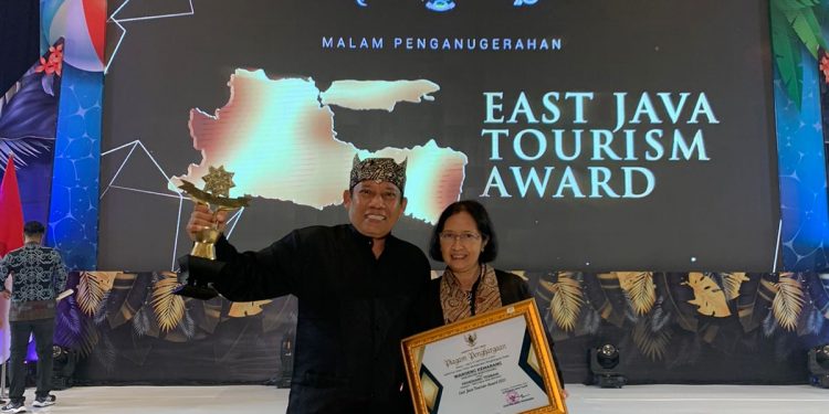 Wowok Meirianto beserta istri setelah menerima penghargaan Terbaik II Restoran Non Bintang. Foto: dok