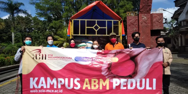 simpati - Simpati untuk Korban Erupsi Semeru, STIE Malangkucecwara Kirim Bantuan ke Lumajang