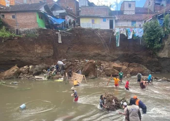 rumah - Rumah Warga Muharto Terancam Ambrol karena Tanah Longsor di DAS Brantas