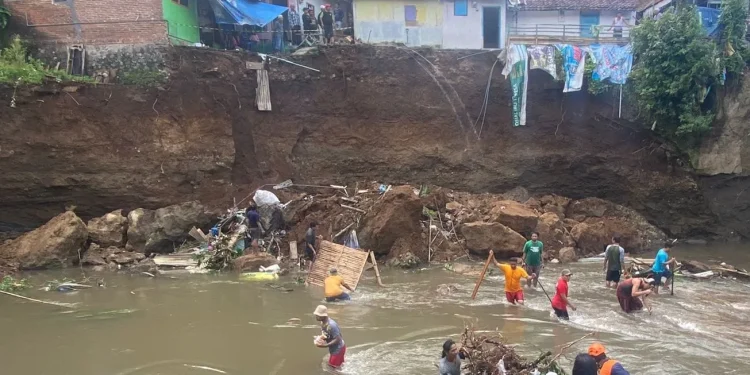 rumah - Rumah Warga Muharto Terancam Ambrol karena Tanah Longsor di DAS Brantas
