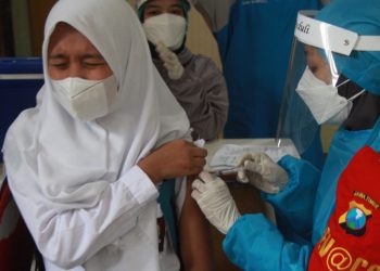 Siswa di Kota Malang menjalani vaksinasi COVID-19. Foto: Rubianto