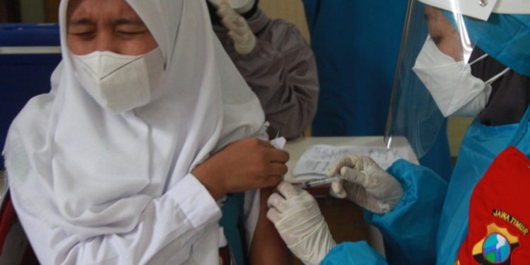 Siswa di Kota Malang menjalani vaksinasi COVID-19. Foto: Rubianto