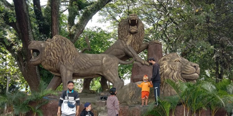 Pengunjung taman kota menemani anaknya bermain di Taman Trunojoyo Kota Malang. Foto: M Sholeh