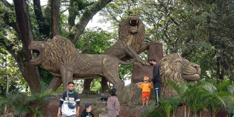 Pengunjung taman kota menemani anaknya bermain di Taman Trunojoyo Kota Malang. Foto: M Sholeh