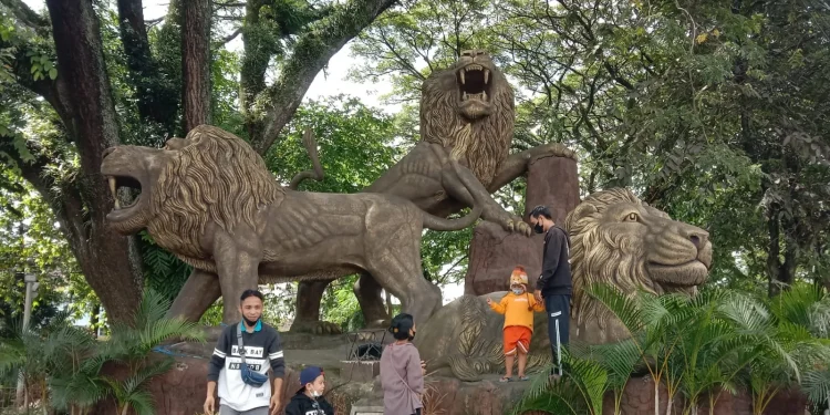 Pengunjung taman kota menemani anaknya bermain di Taman Trunojoyo Kota Malang. Foto: M Sholeh