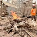 Cegah Penyakit, Relawan Bakar Bangkai Hewan Terdampak Erupsi Semeru