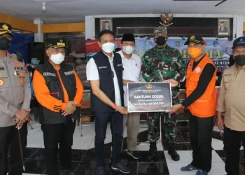 Sanusi Serahkan Bantuan untuk Korban Erupsi Semeru