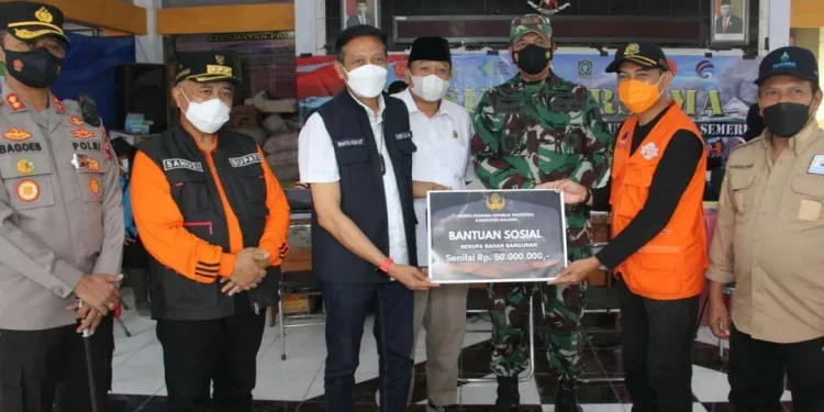 Penyerahan bantuan dari Bupati Malang kepada korban terdampak erupsi Semeru, pada Minggu (12/12/2021). Foto: dok