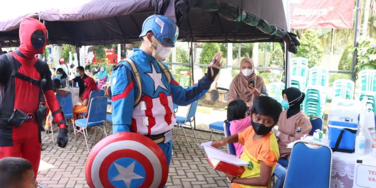 Cosplay superhero hadir untuk menghibur anak-anak yang divaksin COVID-19. Foto: dok