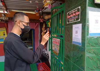 Pengunjung wisata kampung tematik Kampung Warna Jodipan Kota Malang menerapkan penggunaan aplikasi PeduliLindungi. Foto: Rubianto