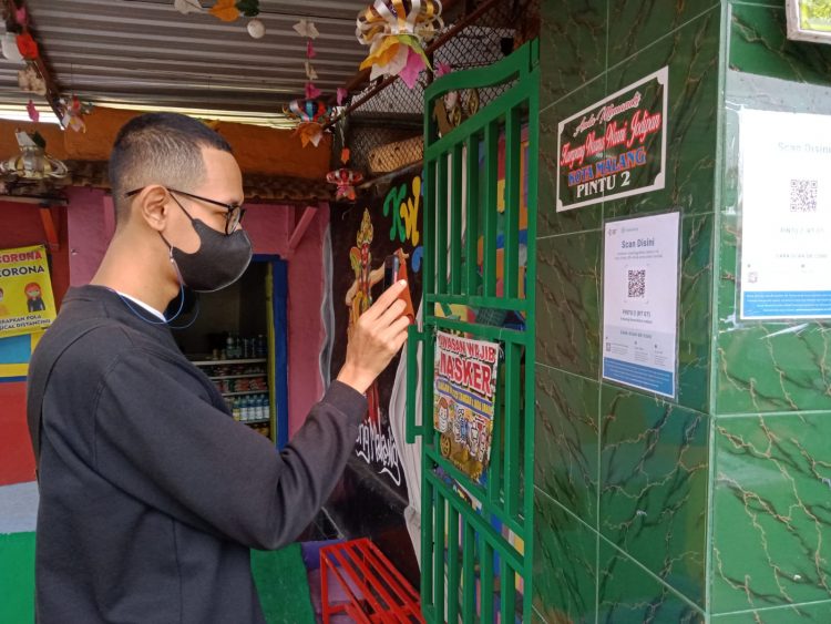 Pengunjung wisata kampung tematik Kampung Warna Jodipan Kota Malang menerapkan penggunaan aplikasi PeduliLindungi. Foto: Rubianto