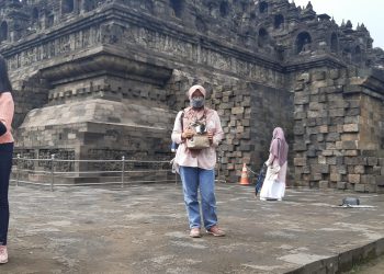 Penulis berpose di tepi Candi Borobudur. Foto: dok