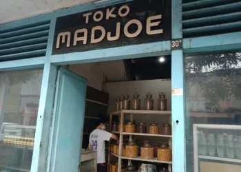 1930 - Berdiri Sejak 1930, Toko Madjoe Jadi Tempat Nostalgia Pecinta Kue Kering