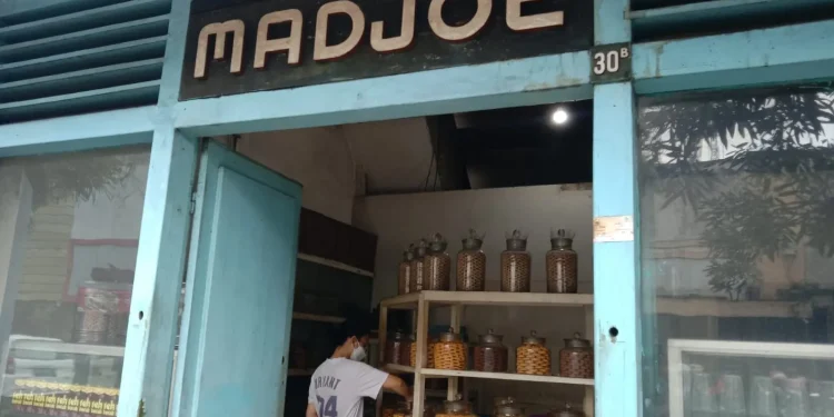 1930 - Berdiri Sejak 1930, Toko Madjoe Jadi Tempat Nostalgia Pecinta Kue Kering