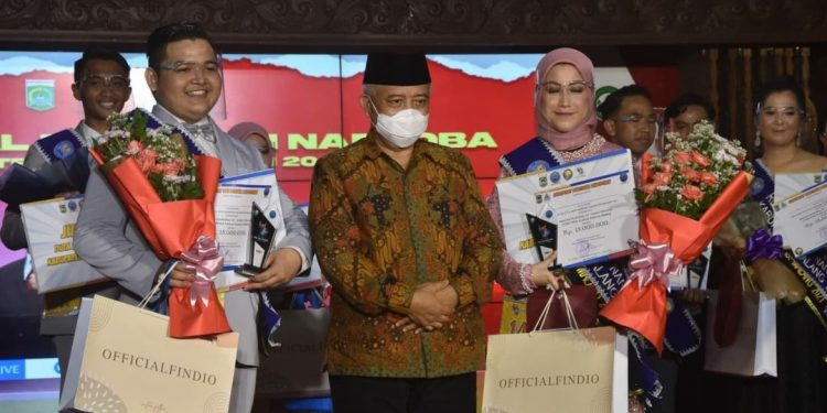 Bupati Malang, Sanusi bersama dengan juara Duta Anti Narkoba Kabupaten Malang 2021. Foto: dok