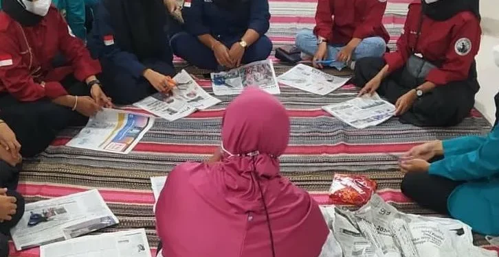 Tim KSPM FEB Unisma memberikan pelatihan daur ulang sampah menjadi produk bernilai ekonomis tinggi. Foto: dok