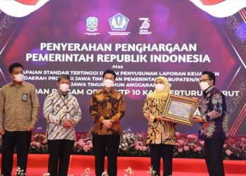Wali Kota Malang, Sutiaji (kanan) menerima penghargaan dari Gubernur Jawa Timur, Khofifah Indar Parawansa (dua dari kanan). Foto: dok