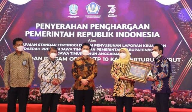 Wali Kota Malang, Sutiaji (kanan) menerima penghargaan dari Gubernur Jawa Timur, Khofifah Indar Parawansa (dua dari kanan). Foto: dok