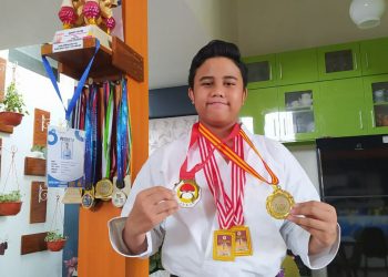 Afkar Duwera menunjukkan empat medali emas yang dikoleksinya baru-baru ini. Terbaru, dia merebut medali emas di Kejurprov Karate Inkai tingkat Jatim pada 17-19 Desember 2021 di Banyuwangi. Foto: Ulul Azmy