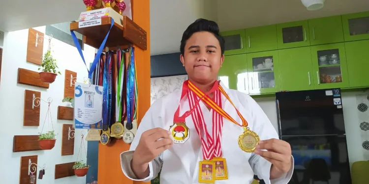 afkar duwera - Afkar Duwera Rebut Medali Emas di Kejurprov Karate Inkai Tingkat Jatim