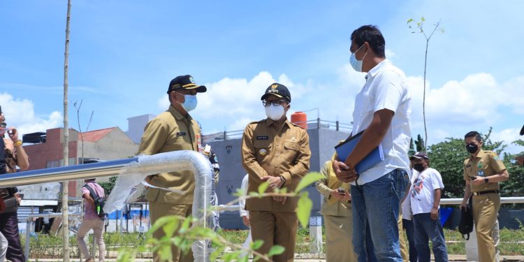 Wali Kota Malang, Drs H Sutiaji beserta jajarannya saat meninjau pembangunan Taman Bunga Merjosari. Foto: dok