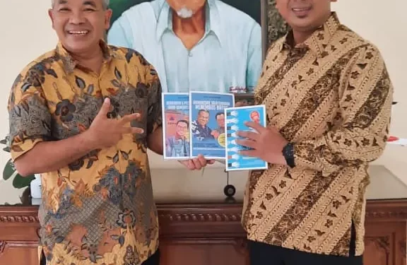 Dr Aqua Dwipayana (kiri) bersama Wakil Gubernur Jateng, Taj Yasin Maimoen. Foto: dok