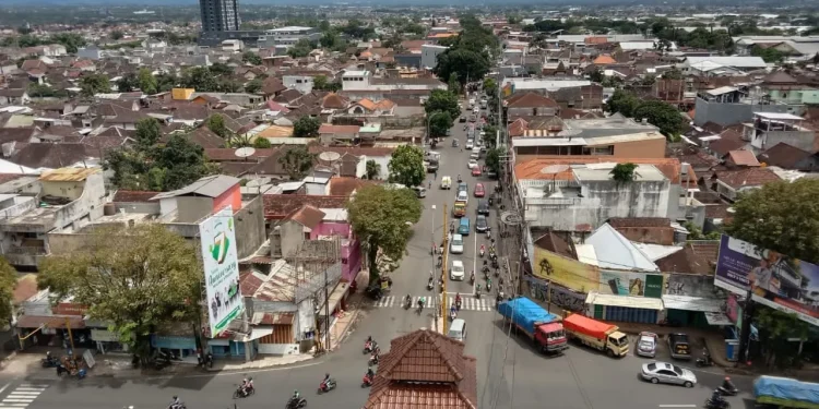 Arus lalu lintas di simpang tiga Jalan Ahmad Yani Kota Malang. Foto: M Sholeh