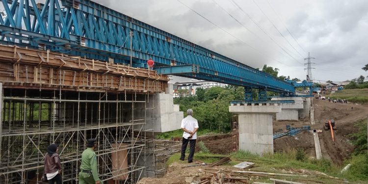 Penampakan pembangunan Jembatan Tlogomas Kota Malang yang masih belum rampung sesuai target. Foto: M Sholeh