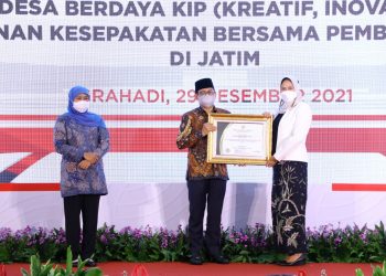 Wali Kota Batu, Dewanti Rumpoko (kanan) saat menerima penghargaan dari Menteri Desa  Pembangunan Daerah Tertinggal dan Transmigrasi RI, Abdul Halim Iskandar, di Surabaya. Foto: Prokopim KWB