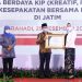 Wali Kota Batu, Dewanti Rumpoko (kanan) saat menerima penghargaan dari Menteri Desa  Pembangunan Daerah Tertinggal dan Transmigrasi RI, Abdul Halim Iskandar, di Surabaya. Foto: Prokopim KWB