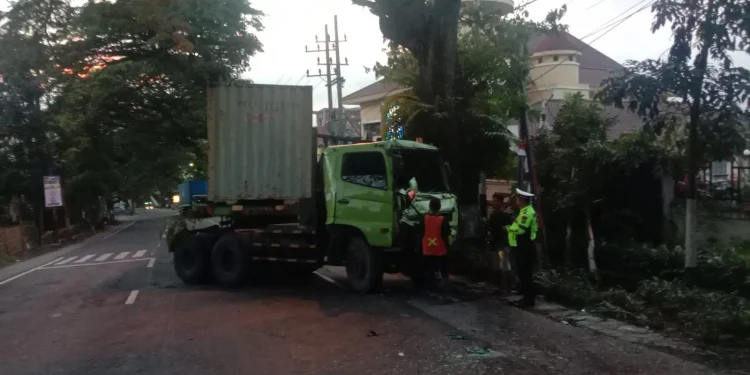 Truk yang menabrak pagar rumah warga. Foto: Polres Batu