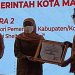 Wakil Wali Kota Malang, Ir H Sofyan Edi Jarwoko (kanan), menerima penghargaan juara dua dalam kategori Pemerintah Kabupaten/Kota yang memiliki shelter mandiri bagi kelompok lanjut usia (lansia) dari Gubernur Jawa Timur Khofifah Indar Parawansa (tengah). (Foto: Dokumen)