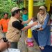Perwakilan alumni Kampus Trisaksi Jakarta memberikan bantuan kepada korban erupsi Gunung Semeru. (Foto: Dokumen)