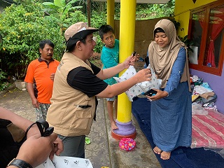 Perwakilan alumni Kampus Trisaksi Jakarta memberikan bantuan kepada korban erupsi Gunung Semeru. (Foto: Dokumen)