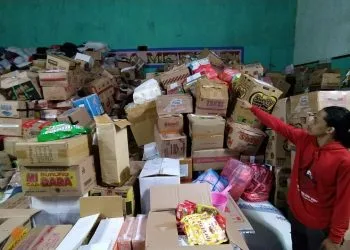 Bantuan pakaian menumpuk.