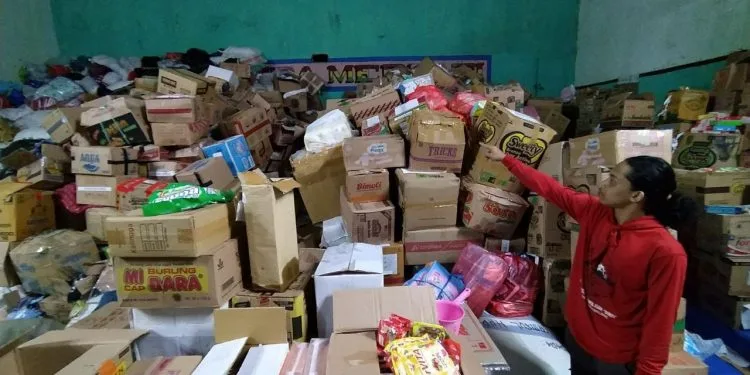 Bantuan pakaian menumpuk.