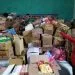Bantuan pakaian menumpuk.
