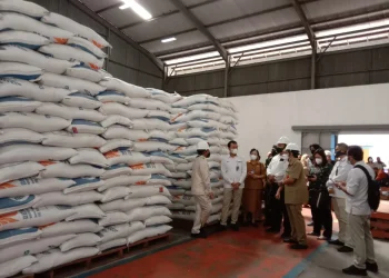 Wali Kota Malang, Sutiaji, melakukan peninjauan stok beras di gudang Bulog.