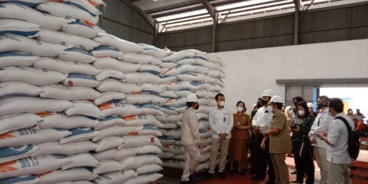 Wali Kota Malang, Sutiaji, melakukan peninjauan stok beras di gudang Bulog.