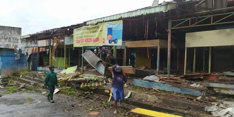 Bangunan lama Pasar besar kota Batu mulai dibongkar