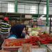 Isnaini, pedagang cabai dan sayur di Pasar Klojen Kota Malang menanti pembelinya