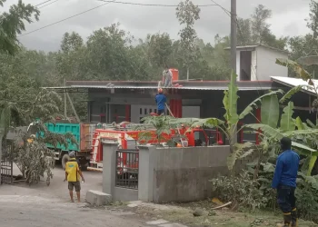 Damkar Pemkot Malang bantu air bersih