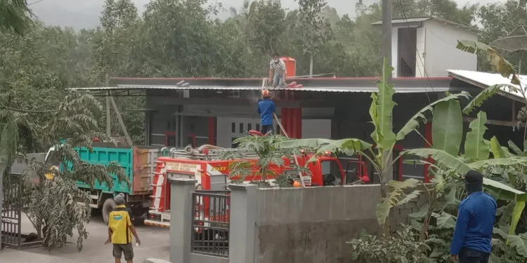Damkar Pemkot Malang bantu air bersih