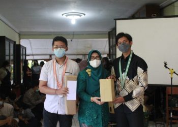 Penyerahana hadiah bagi pemenang lomba porseni SMAN 8 Malang