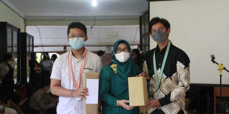 Penyerahana hadiah bagi pemenang lomba porseni SMAN 8 Malang