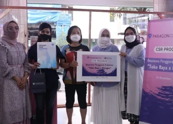 Menebar Kebaikan, Paragon Beri Beasiswa Anak Pegawai Toko di Malang