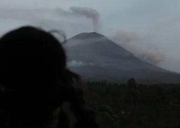 Gunung Semeru Minggu pagi (5/12/2021)