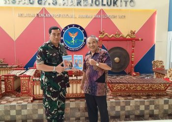 Kepala Rumah Sakit Pusat Angkatan Udara (RSPAU) dr. Suhardi Hardjolukito Marsekal Pertama TNI dr. Mukti A. Berlian Sp.PD., Sp. KP. (kiri) bersama Pakar Komunikasi Dr Aqua Dwipayana. dok