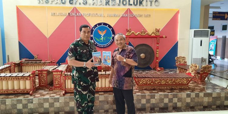 Kepala Rumah Sakit Pusat Angkatan Udara (RSPAU) dr. Suhardi Hardjolukito Marsekal Pertama TNI dr. Mukti A. Berlian Sp.PD., Sp. KP. (kiri) bersama Pakar Komunikasi Dr Aqua Dwipayana. dok